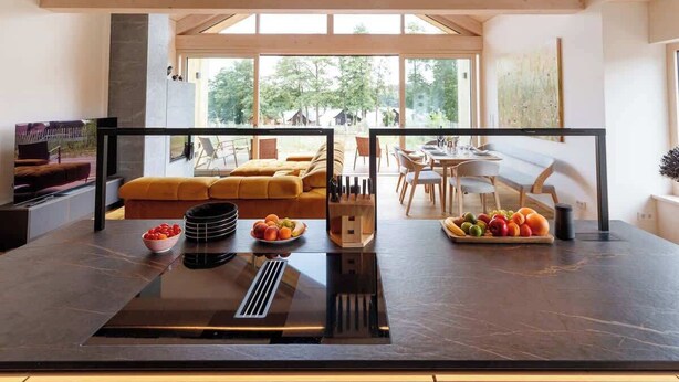 A modern kitchen with a central island, large windows, and a view of the outdoors. - Refugio del Lago Zechlin (Rheinsberg)