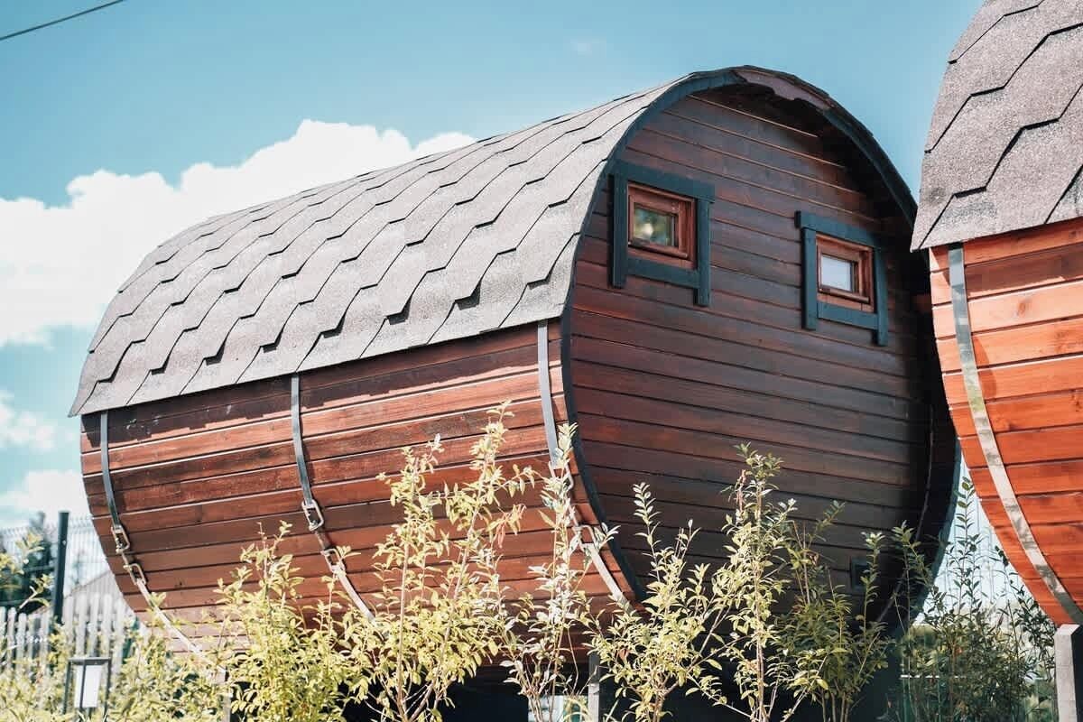 Un edificio de madera cilíndrico con techo inclinado y dos ventanas.