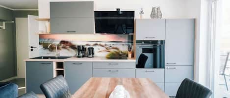 Frigorífico, horno, placa de cocina y lavavajillas