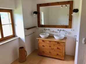 Regadera y secadora de cabello