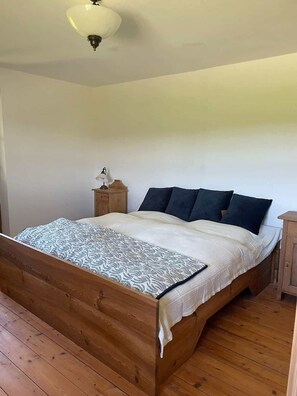 3 habitaciones, tabla de planchar con plancha, wifi y ropa de cama