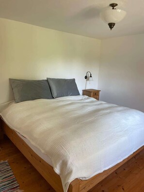 3 habitaciones, tabla de planchar con plancha, wifi y ropa de cama