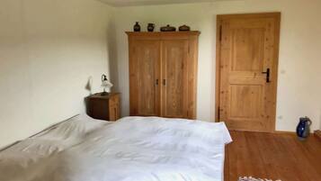 3 habitaciones, tabla de planchar con plancha, wifi y ropa de cama