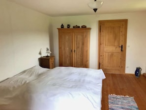 3 slaapkamers, een strijkplank/strijkijzer, wifi, beddengoed