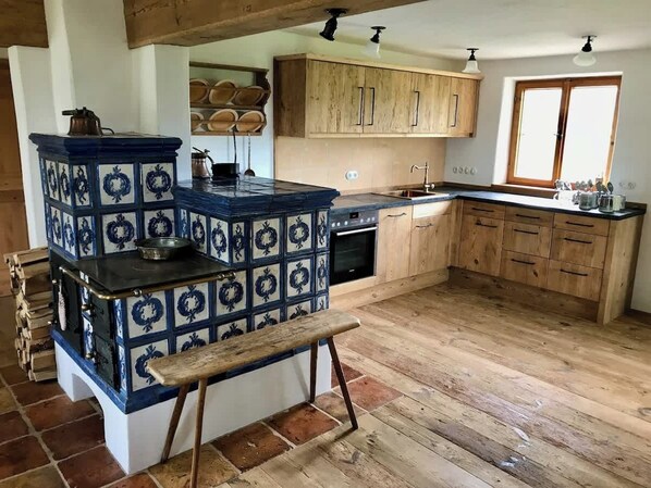 Fridge, oven, stovetop, dishwasher