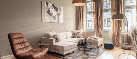 Fernseher, Bücher, Arbeitsbereiche