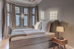 4 chambres, bureau, fer et planche à repasser, lit parapluie