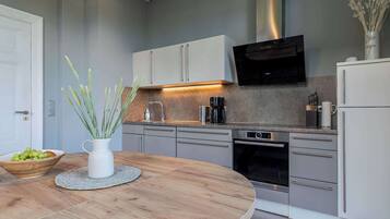 Kühlschrank, Ofen, Herdplatte, Geschirrspüler