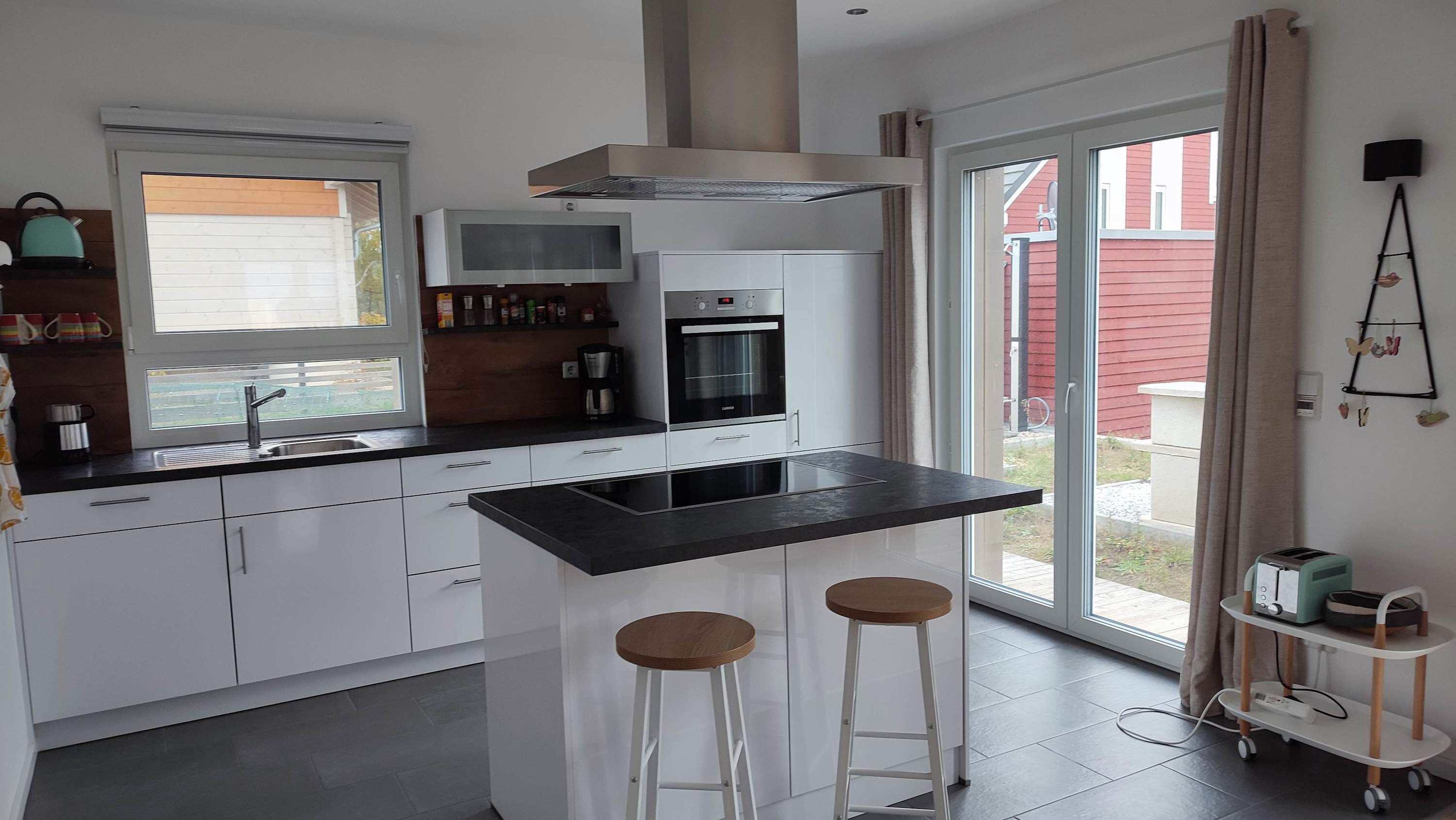 Coffee/tea maker, fridge, oven, stovetop