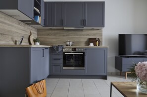 Kühlschrank, Geschirrspüler, Wasserkocher mit Kaffee-/Teezubehör