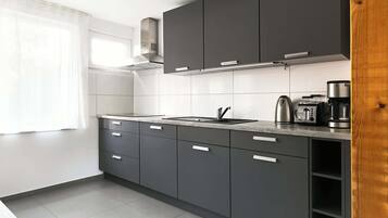 Fridge, oven, stovetop, dishwasher