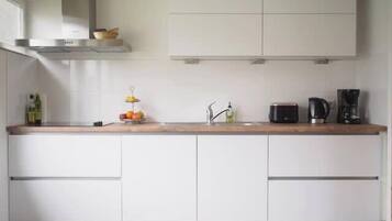 Kylskåp, ugn, spishäll och diskmaskin