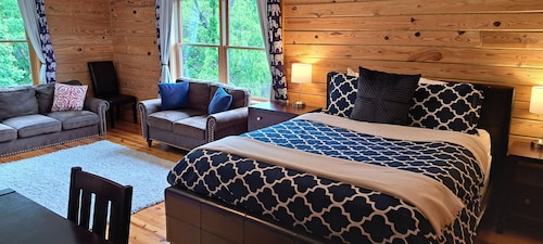 Cabin 25 - Spacious 6-bedroom private home minutes from downtown Lexington