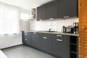 Fridge, oven, stovetop, dishwasher