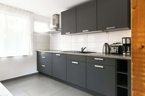 Fridge, oven, stovetop, dishwasher