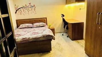 1 bedroom, desk, iron/ironing board, WiFi