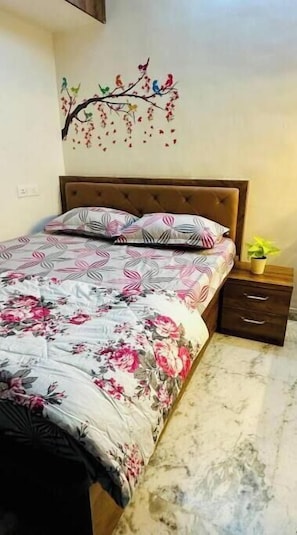 1 habitación, escritorio, tabla de planchar con plancha y wifi