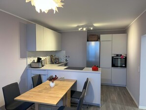 Fridge, oven, stovetop, dishwasher