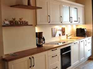 Fridge, oven, stovetop, dishwasher