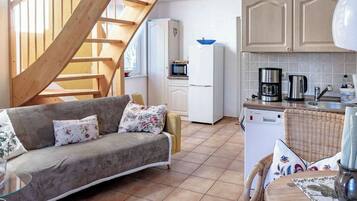 Televisión, chimenea, libros y estéreo