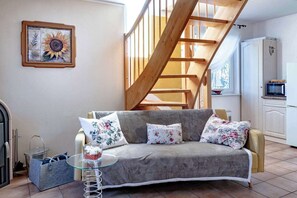 TV, fireplace, books, stereo