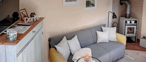 Tv, eldstad, böcker och en stereo