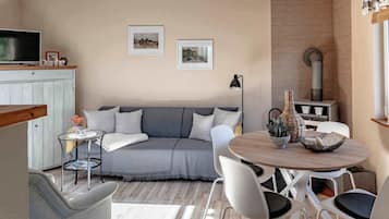 TV, fireplace, books, stereo