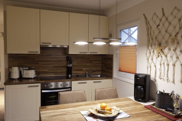 Fridge, oven, stovetop, dishwasher