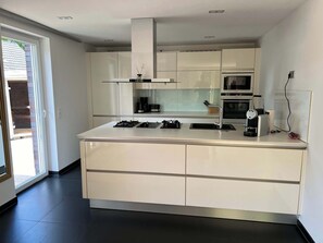 Fridge, oven, stovetop, dishwasher