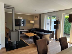 TV, fireplace - Exklusives Ferienhaus Celeste nahe Warnemünde – Luxus & Entspannung für bis zu 7 (Rostock)