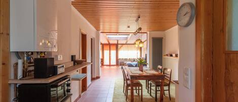 Fridge, oven, stovetop, coffee/tea maker