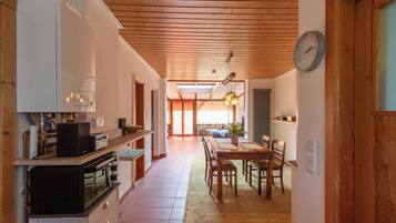 Fridge, oven, stovetop, coffee/tea maker