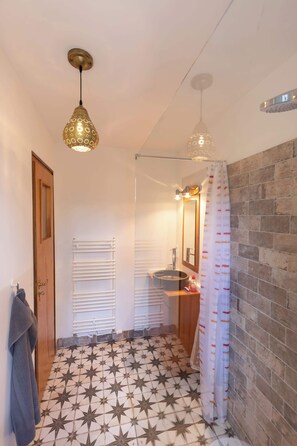 Shower, hair dryer, shampoo - Ferienhaus Neuland 4 – Entspannung in Seenähe (Lychen)