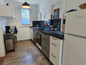 Fridge, oven, stovetop, dishwasher