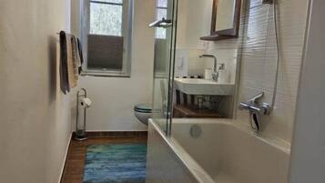Dusche, kostenlose Toilettenartikel, Haartrockner, Shampoo