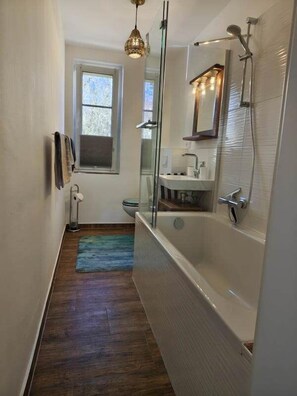 Shower, free toiletries, hair dryer, shampoo - Ferienhaus Neuland 5 - Entspannung in Seenähe (Lychen)