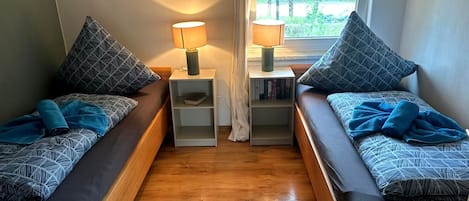 2 sovrum, skrivbord, resesäng och wi-fi