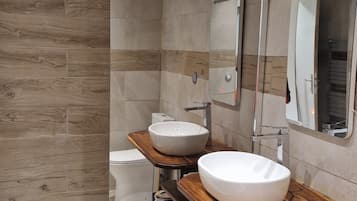 Douche, sèche-cheveux, papier toilette