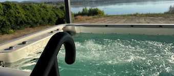 Spacious Lakeside Bungalow with large private deck and breath taking views