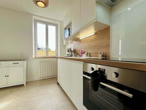 Een koelkast, een microgolfoven, een oven, een kookplaat