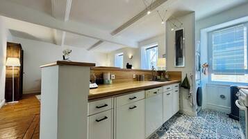 Coffee/tea maker, fridge, microwave, oven