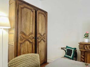 2 slaapkamers, een strijkplank/strijkijzer, reisbedje, wifi