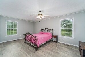 3 soverom, skrivebord, wi-fi (inkludert) og sengetøy