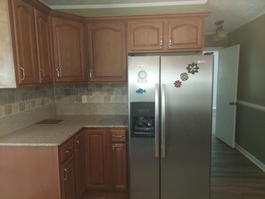 Kjøleskap, mikrobølgeovn, ovn og kokeplater