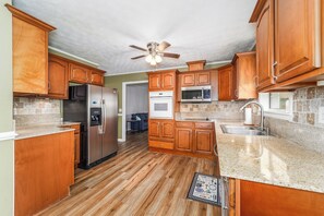 雪櫃、微波爐、焗爐、爐具