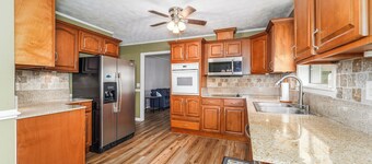 Peaceful almost 4 acres pond,sunroom, close to shopping restaurant's Douglas,GA
