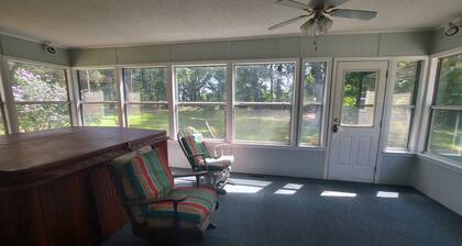 Peaceful almost 4 acres pond,sunroom, close to shopping restaurant's Douglas,GA