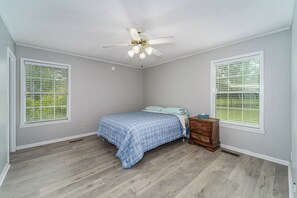 3 bedrooms, desk, free WiFi, bed sheets
