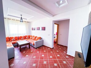 Apartamento família, sacada, vista para o jardim | Área de estar