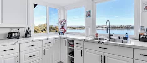 Een microgolfoven, een oven, een kookplaat, een vaatwasser